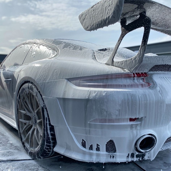Scudo Forte pre wash snow foam technique. Snow foam is a vital step in any vehicle wash process. It loosens embedded road grim and helps to eliminate swirl marks in your paint during the wash stage 